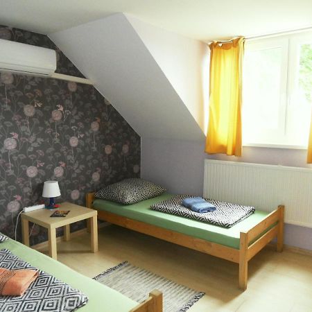 Fekete Macska Panzio Hotel Tata Exterior photo