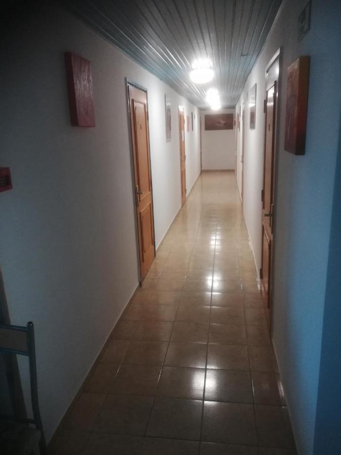 Fekete Macska Panzio Hotel Tata Exterior photo