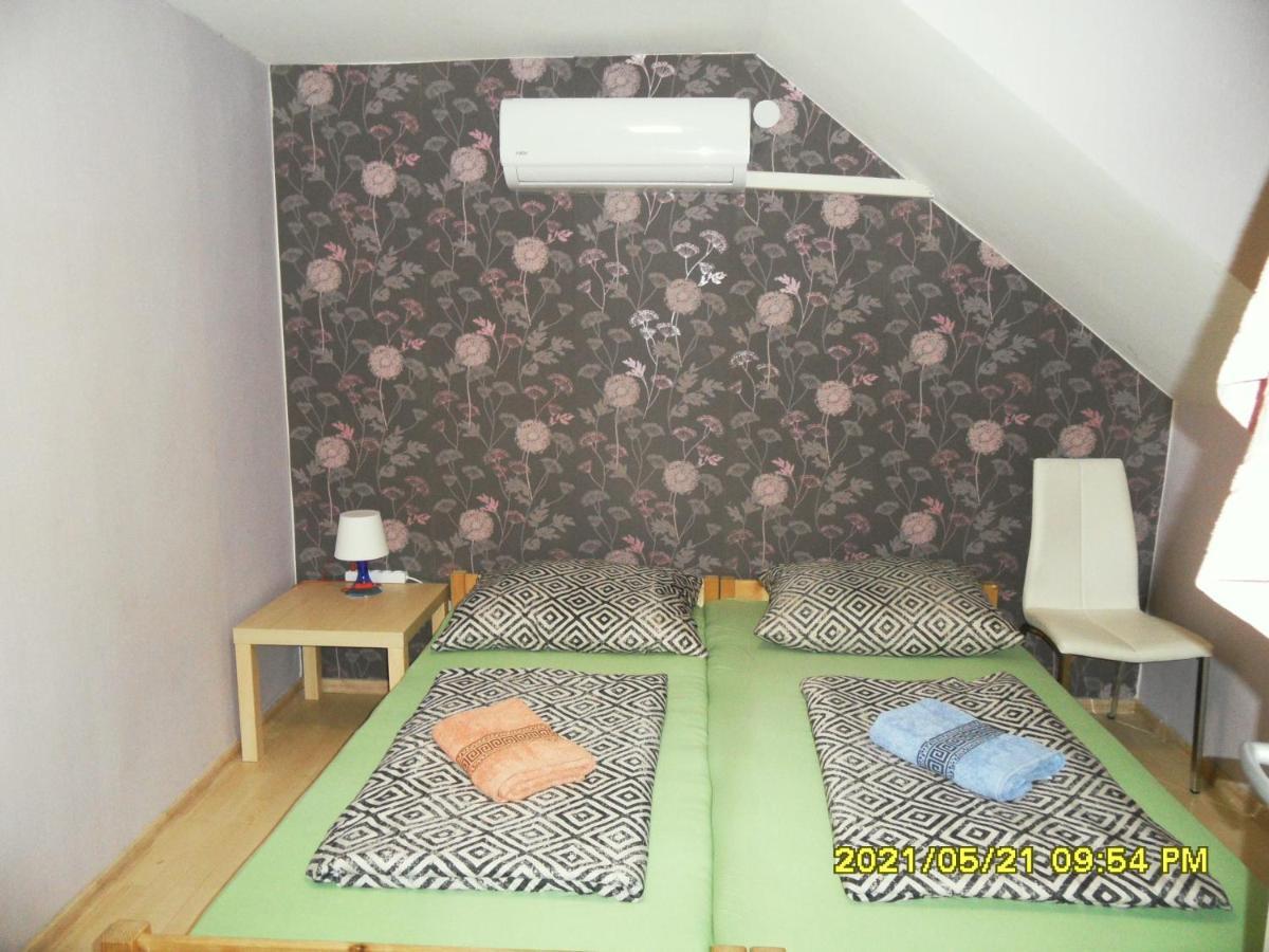 Fekete Macska Panzio Hotel Tata Exterior photo