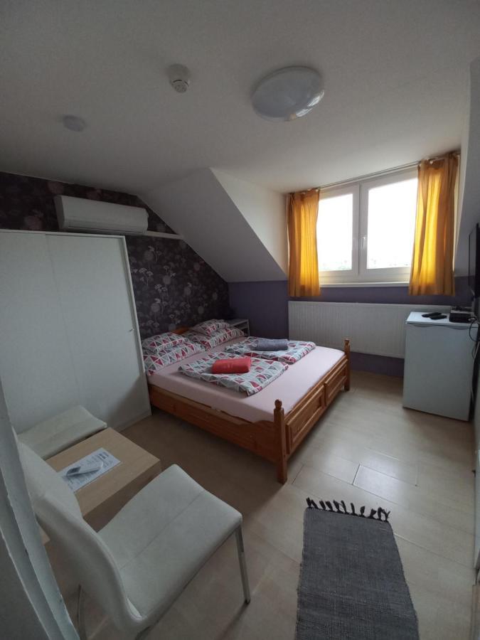 Fekete Macska Panzio Hotel Tata Exterior photo