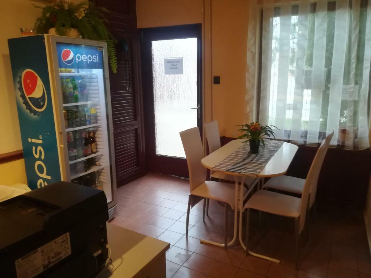 Fekete Macska Panzio Hotel Tata Exterior photo